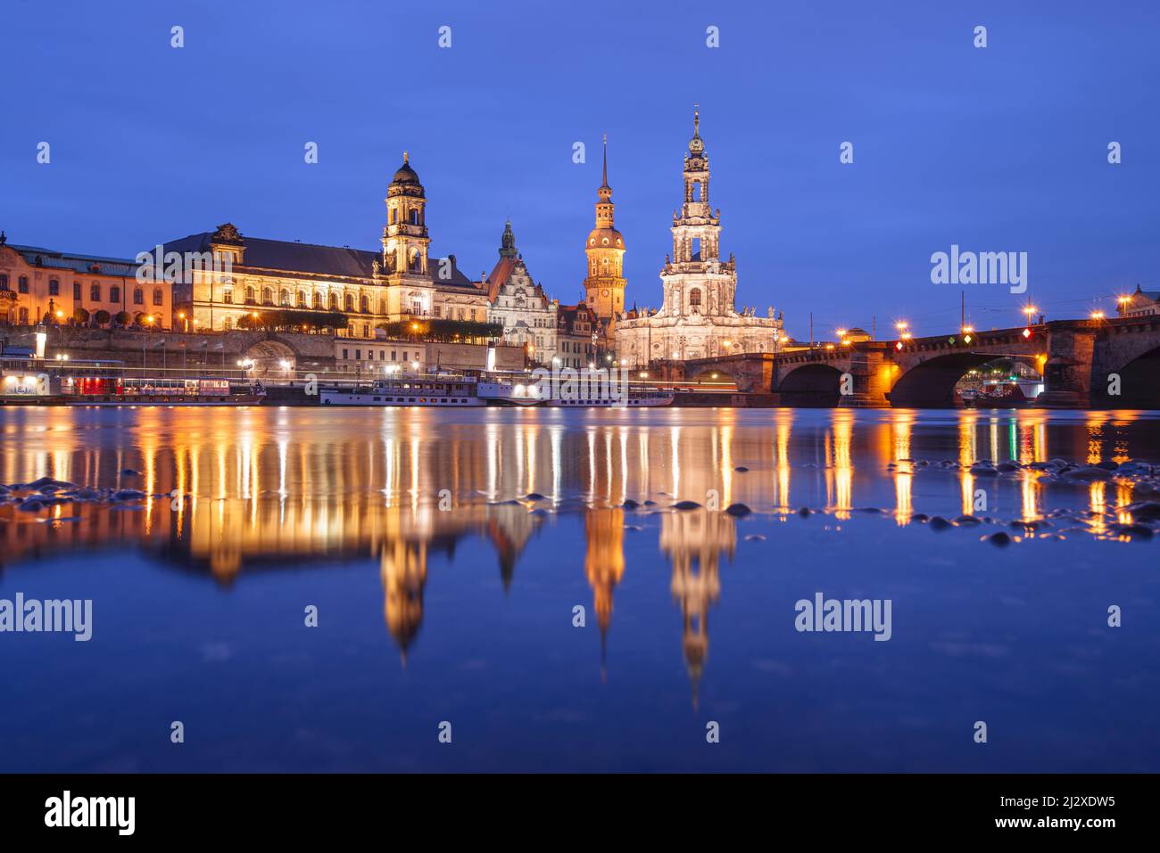 Dresden, Deutschland an der Elbe in der Abenddämmerung. Stockfoto