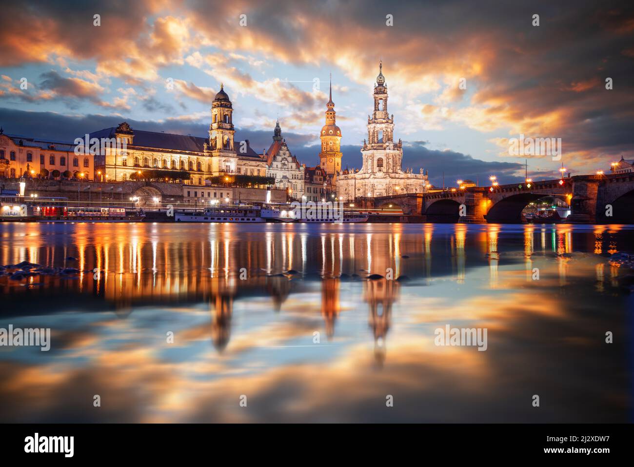 Dresden, Deutschland an der Elbe in der Abenddämmerung. Stockfoto