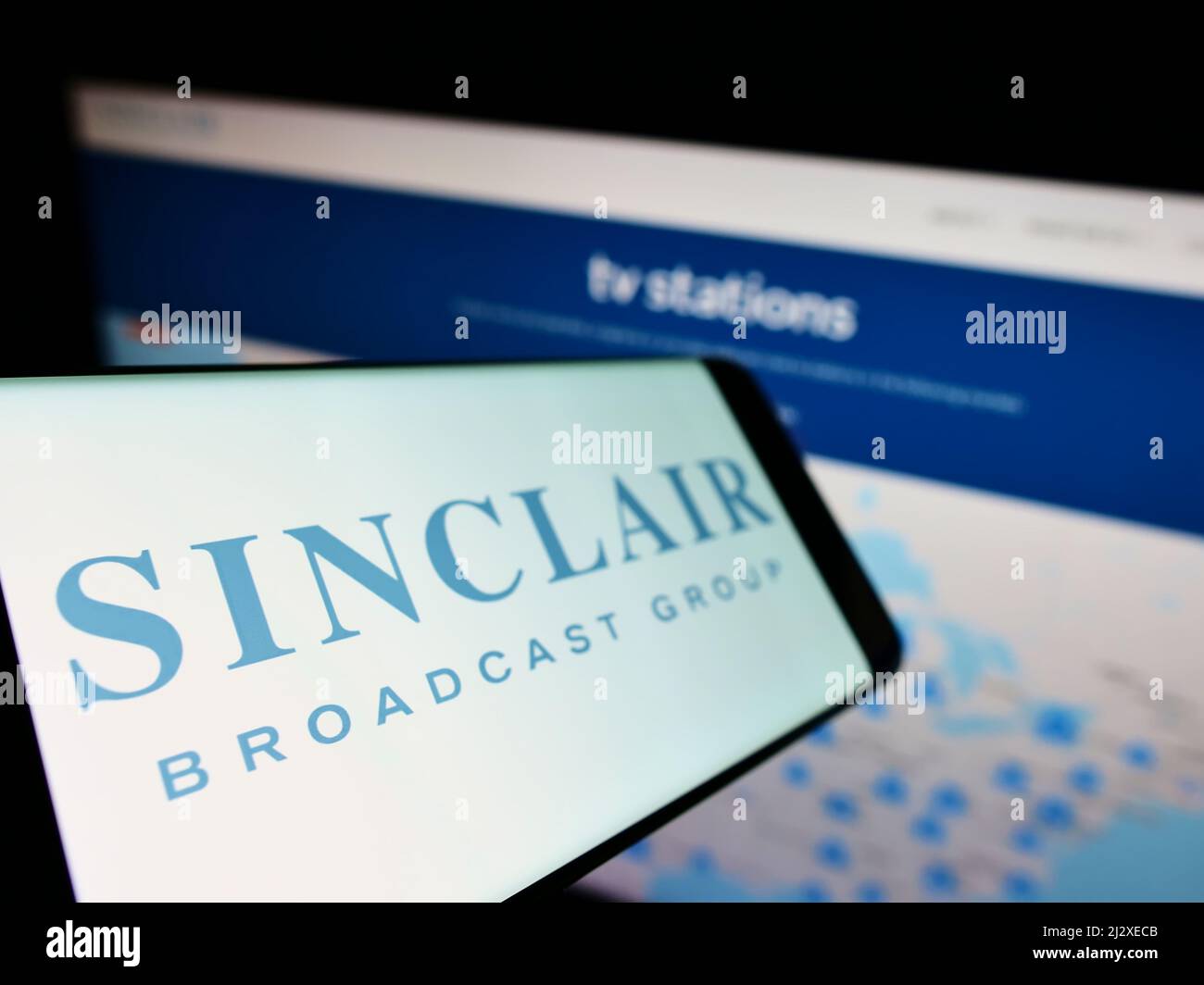 Mobiltelefon mit Logo des US-Unternehmens Sinclair Broadcast Group Inc. (SBG) auf dem Bildschirm vor der Business-Website. Konzentrieren Sie sich auf die linke Seite des Telefondisplays. Stockfoto