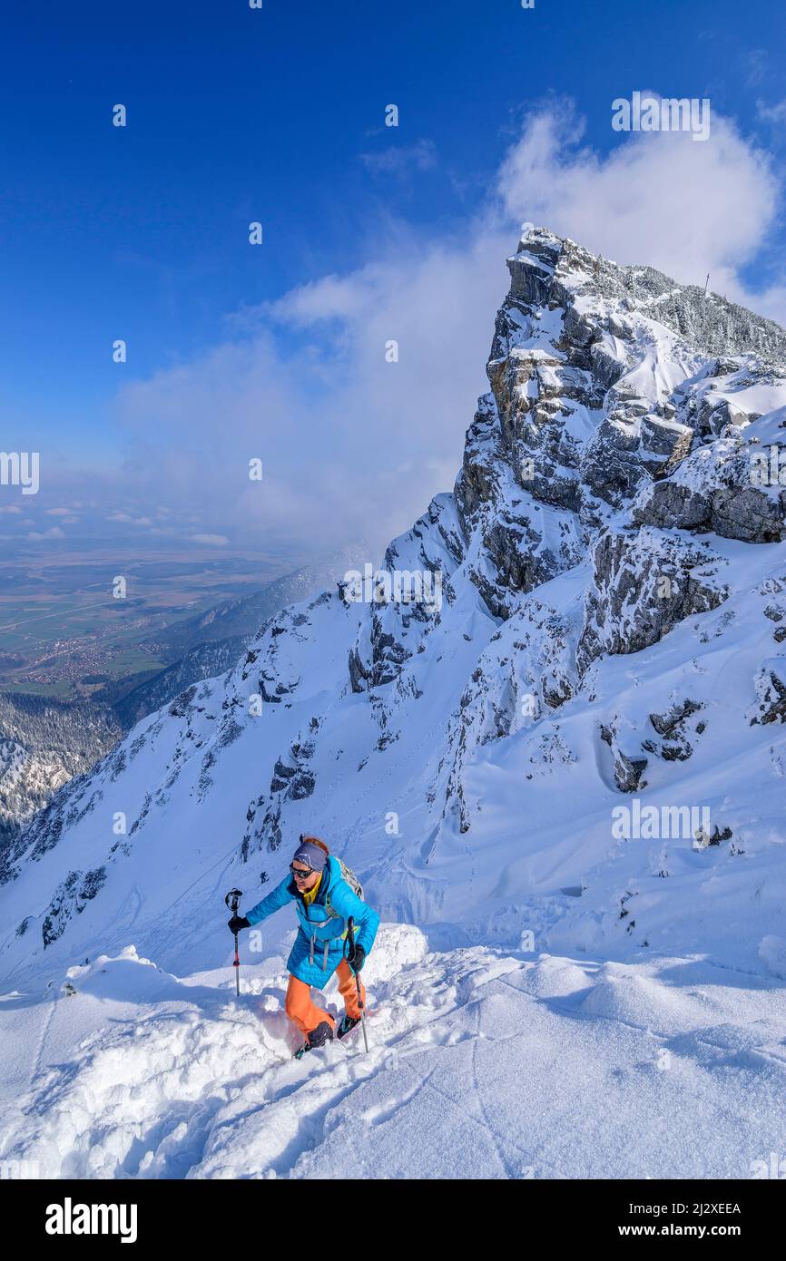Frau auf Skitour klettert zu Fuß nach Hohen Kisten, hohe Kisten, Estergebirge, Bayerische Alpen, Oberbayern, Bayern, Deutschland Stockfoto