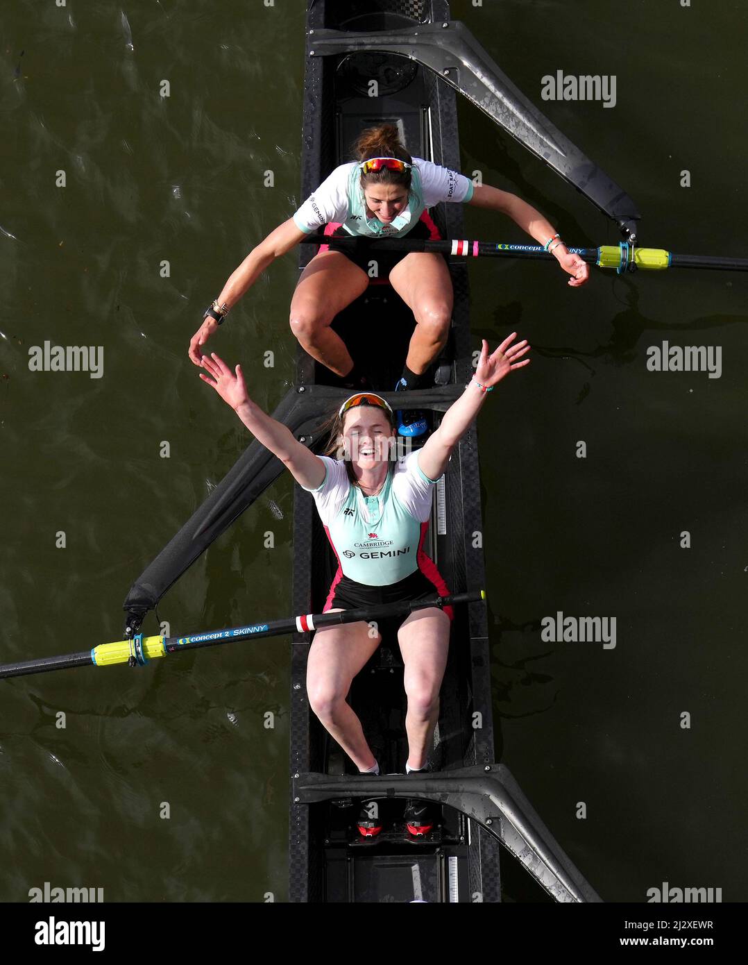Caoimhe Dempsey und Adriana Perez Rotondo aus Cambridge feiern nach dem Sieg beim Women's Boat Race 76. auf der Themse in London. Bilddatum: Sonntag, 3. April 2022. Stockfoto