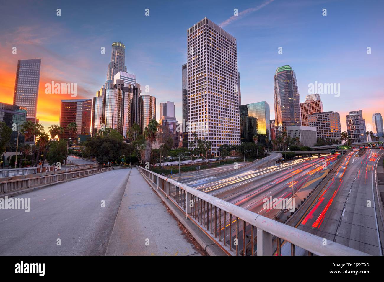 Los Angeles, Kalifornien, USA Skyline und Highways in der Dämmerung. Stockfoto