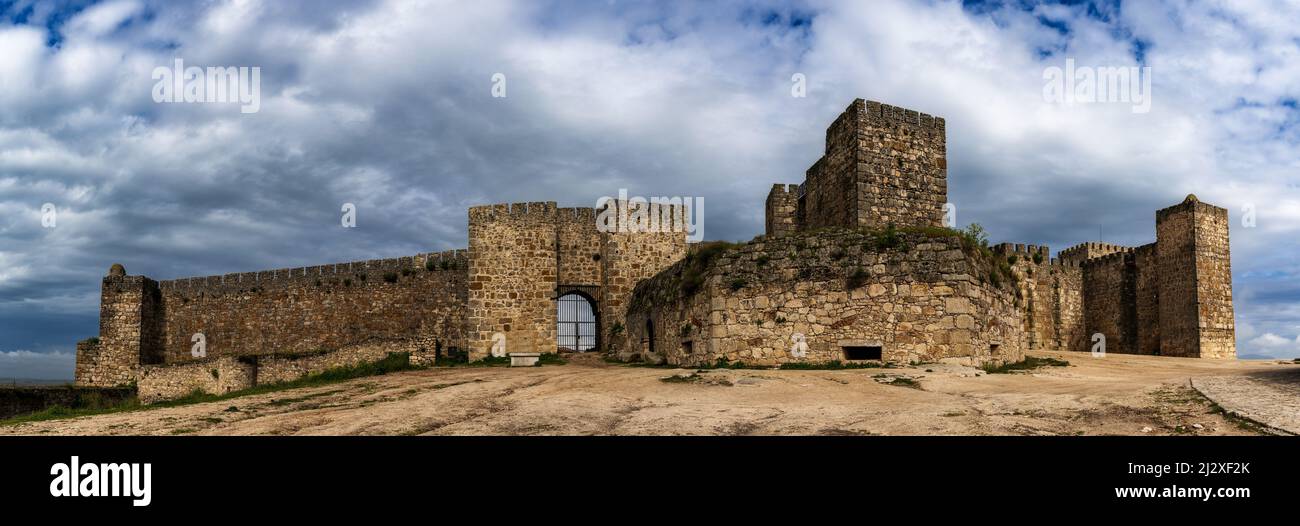 Trujillo, Spanien - 29. März 2022: Panoramablick auf die historische Burg von Trujillo in Extremadura Stockfoto