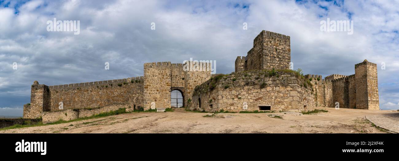 Trujillo, Spanien - 29. März 2022: Panoramablick auf die historische Burg von Trujillo in Extremadura Stockfoto