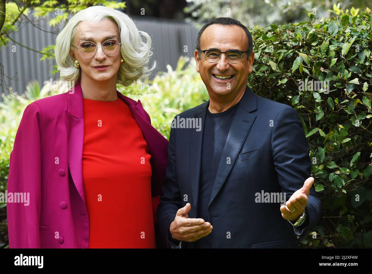 Rom, Italien. 04.. April 2022; Bild von links nach rechts , Drusilaa Foer,Carlo Conti Teilnahme Preis David di Donatello 2022 Fotocall, Credit: Massimo Insabato/Alamy Live News Stockfoto