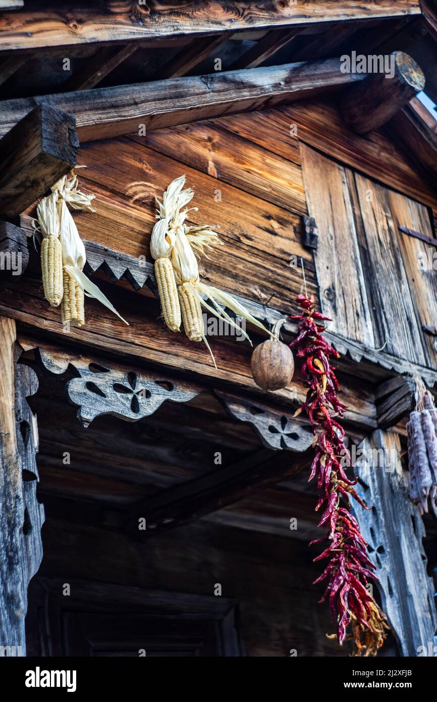 Das Äußere des alten georgianischen Hauses im Frühling Stockfoto