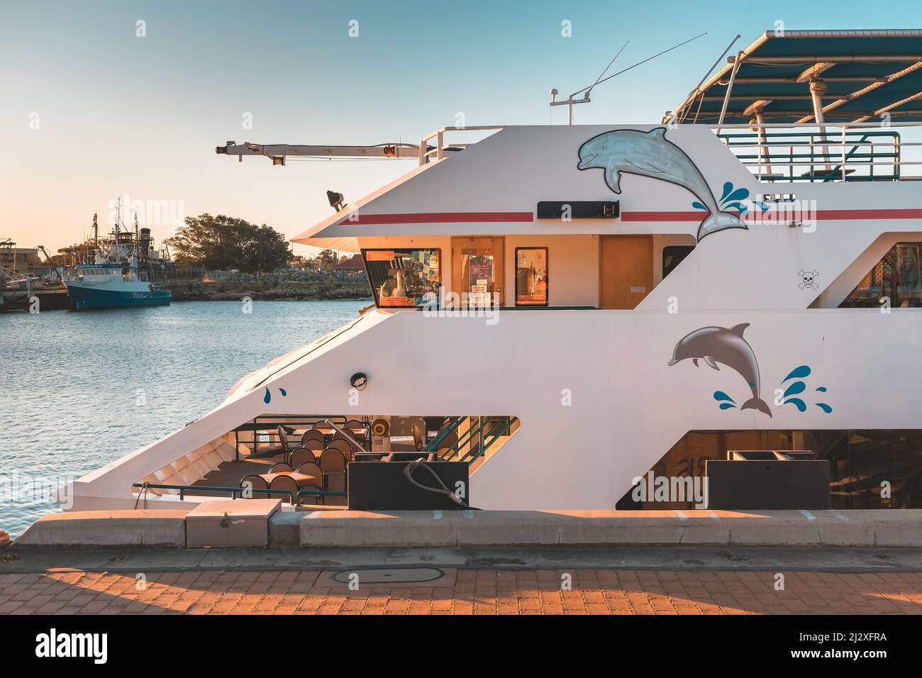 Port Adelaide, Australien - 9. September 2020: Die Fähre Dolphin Explorer legt nach der Bootstour auf dem Port River bei Sonnenuntergang an den Docks fest Stockfoto