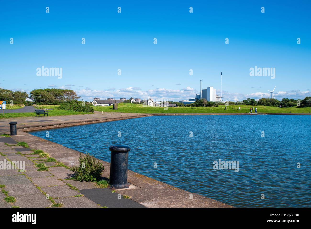 Ein Blick auf den alten Bootsteich, der neben dem Magnum Leisure Centre in Irvine in North Ayrshire, Schottland, gebaut wurde. Stockfoto