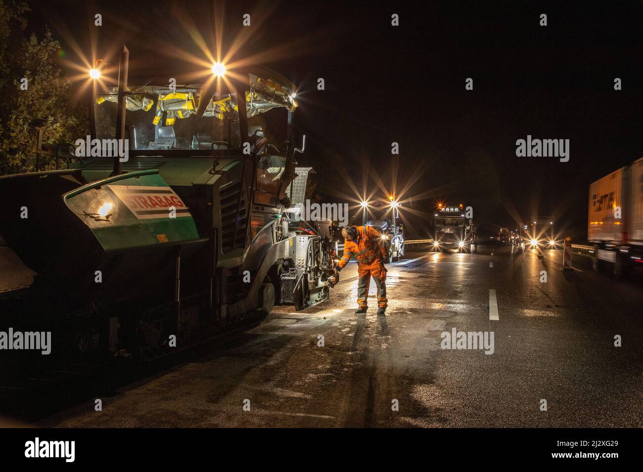Nachtbaustelle A2, Hannover, Express-Sanierung, Bauarbeiter bei Straßenumbau, Brunnentbau, Deutsche Autobahn, Stockfoto