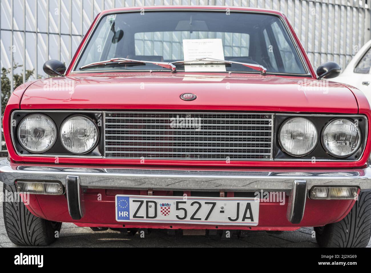 Zadar, Kroatien, 3.27.2022. Fiat 124 Sport Coupé, italienischer Oldtimer auf der Oldtimer-Ausstellung Stockfoto