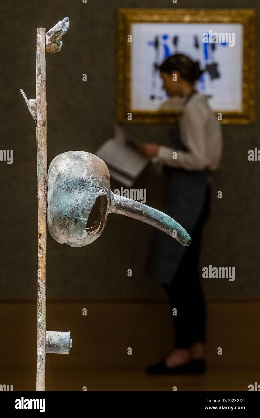 London, Großbritannien. 4. April 2022. Joan Miró (1893-1983), Tête et oiseau, 1981 von der Fundició Parellada in einer Ausgabe von 9 nummeriert 0, 1/6-6/6, Schätzung: £300.000 - 500.000 - Eine Vorschau auf Bonhams impressionistischen und modernen Kunstverkauf in der Bonhams New Bond Street. Der Verkauf selbst findet am 30.. März statt. Kredit: Guy Bell/Alamy Live Nachrichten Stockfoto