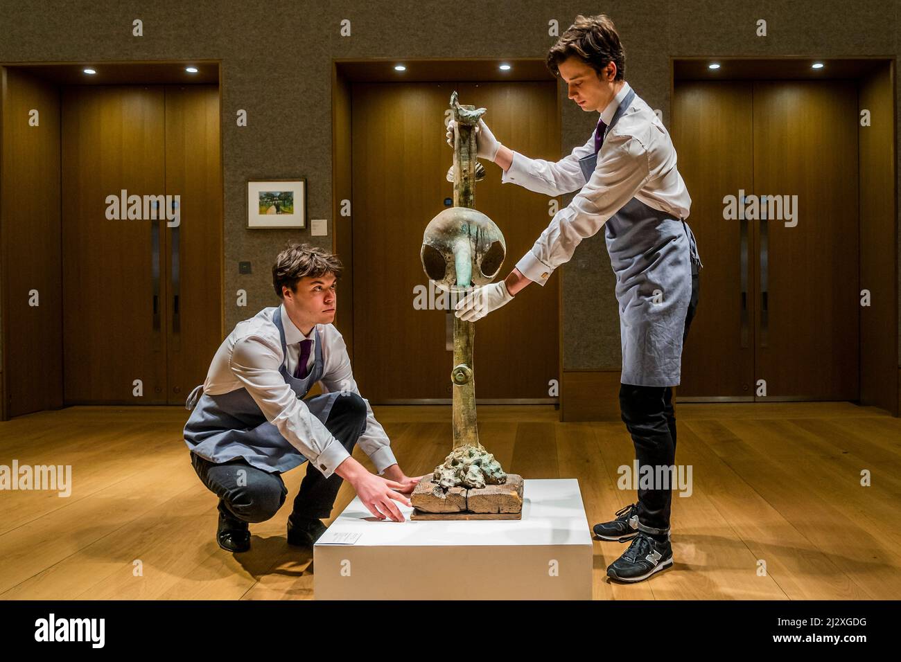 London, Großbritannien. 4. April 2022. Joan Miró (1893-1983), Tête et oiseau, 1981 von der Fundició Parellada in einer Ausgabe von 9 nummeriert 0, 1/6-6/6, Schätzung: £300.000 - 500.000 - Eine Vorschau auf Bonhams impressionistischen und modernen Kunstverkauf in der Bonhams New Bond Street. Der Verkauf selbst findet am 30.. März statt. Kredit: Guy Bell/Alamy Live Nachrichten Stockfoto