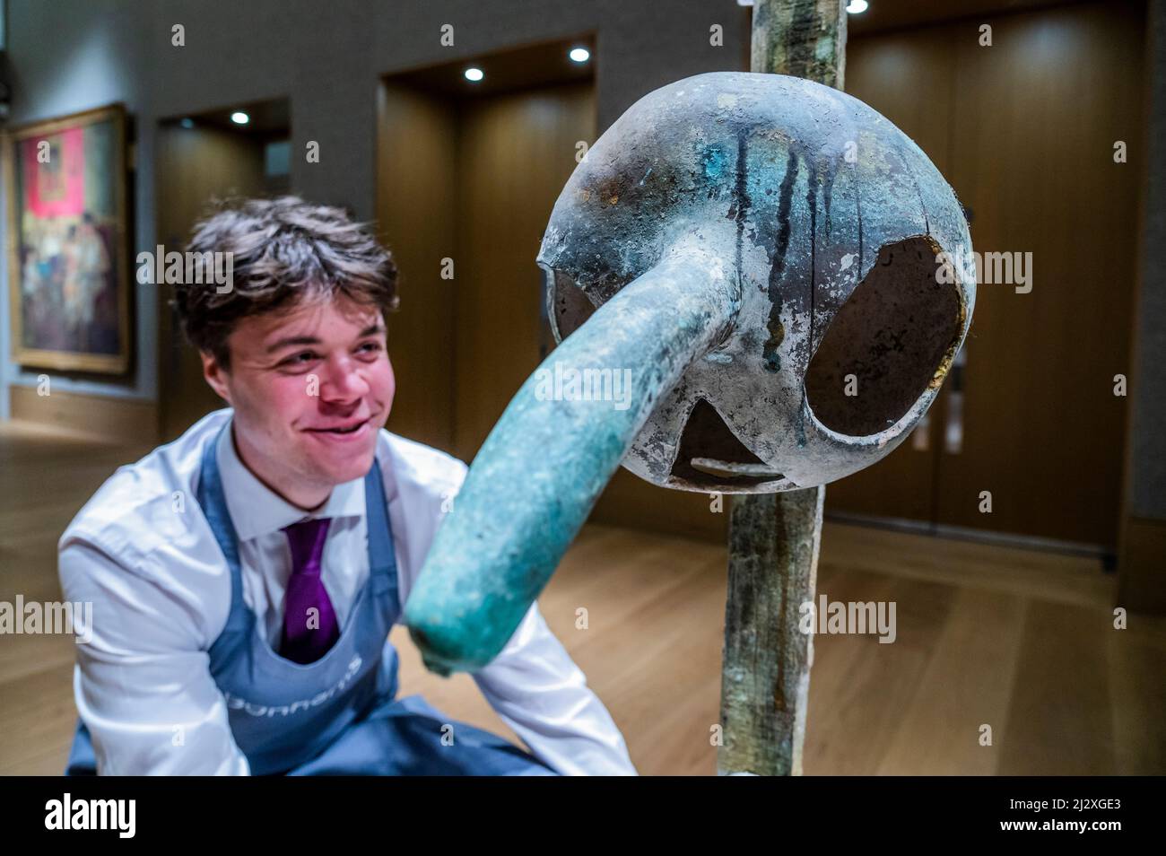 London, Großbritannien. 4. April 2022. Joan Miró (1893-1983), Tête et oiseau, 1981 von der Fundició Parellada in einer Ausgabe von 9 nummeriert 0, 1/6-6/6, Schätzung: £300.000 - 500.000 - Eine Vorschau auf Bonhams impressionistischen und modernen Kunstverkauf in der Bonhams New Bond Street. Der Verkauf selbst findet am 30.. März statt. Kredit: Guy Bell/Alamy Live Nachrichten Stockfoto