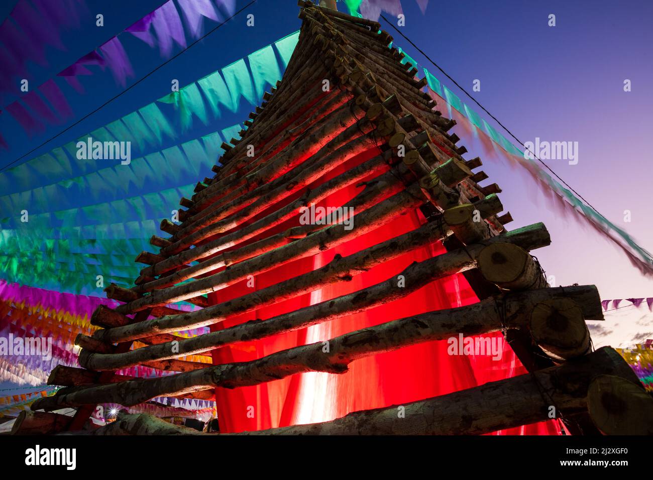 festa Junina Dekoration in brasilien mit riesigen Lagerfeuer und bunten Fahnen Stockfoto