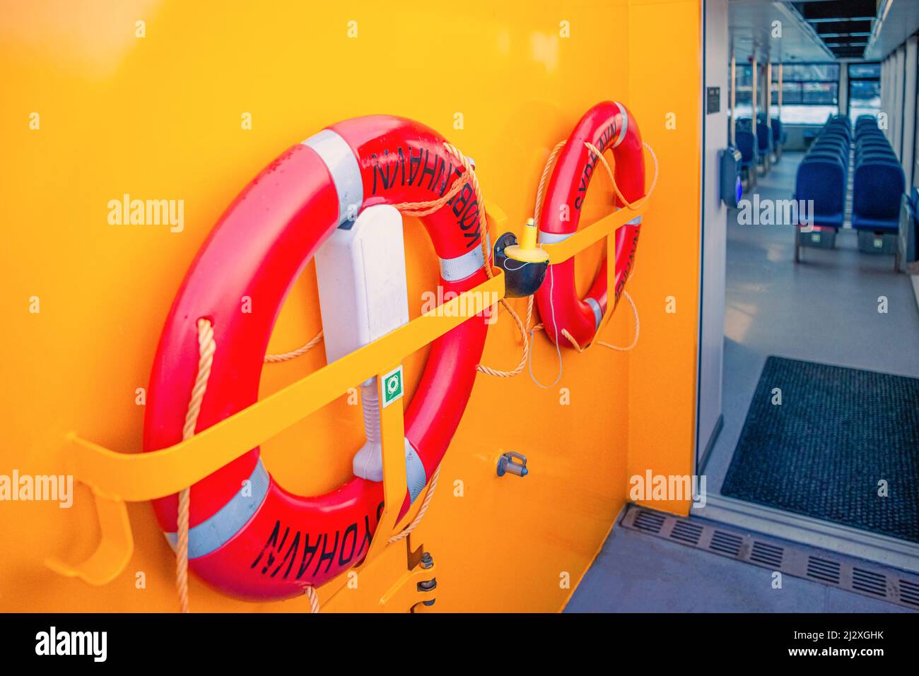 Zwei runde rote Rettungsbojen hängen auf dem Deck eines Schiffes Copenhagen Harbour Bus. Dänemark Stockfoto