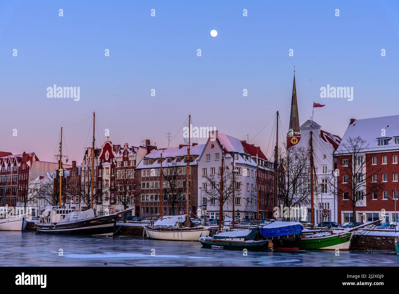 Eisgekühlte Segelschiffe auf der Obertrave, Blick auf die St. Jakobi Kirche, Lübeck, Lübecker Bucht, Schleswig Holstein, Deutschland Stockfoto