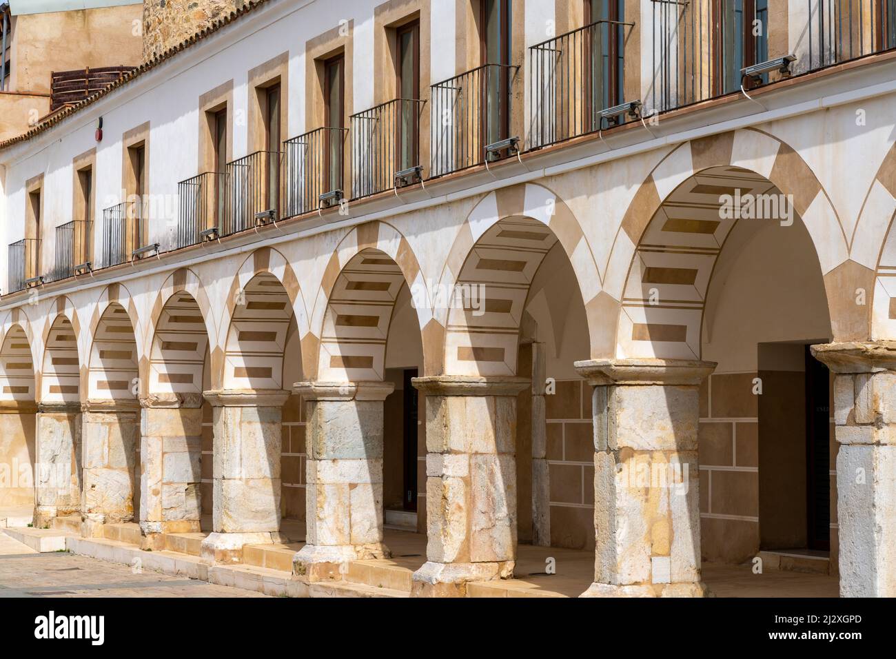 Badajoz, Spanien - 27. März 2022: Bogengang und Gebäude der Universität Extremadura in Badajoz Stockfoto