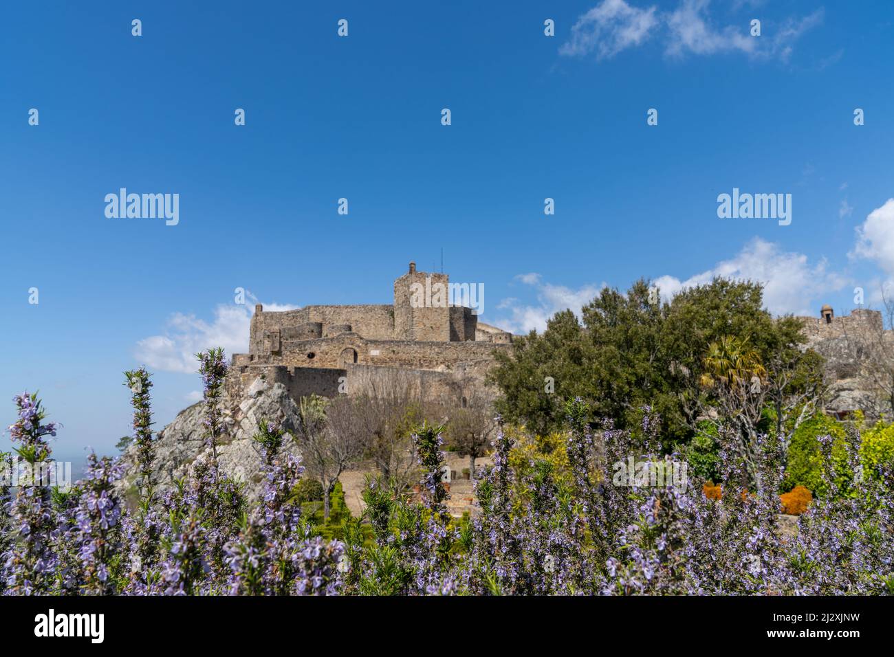 Santa Maria de Marvao, Portugal - 30. März 2022: Blick auf das historische alte Schloss von Marvao mit den Schlossgärten im Vordergrund Stockfoto