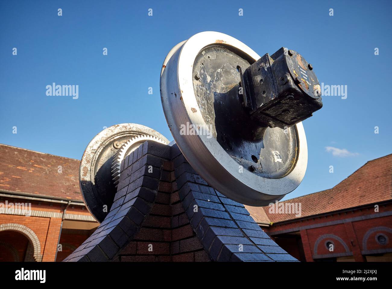 Crewe, Che-Hire. Das Market Shopping Center, Eisenbahn-Radskulptur Stockfoto