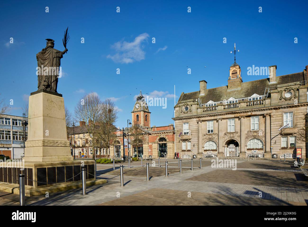 Crewe, Che-Hire. Grades II Crewe Market Hall Memorial Square, Grade II Municipal Buildings und auch Grade II Walter Gilbert war Memorial, Stockfoto