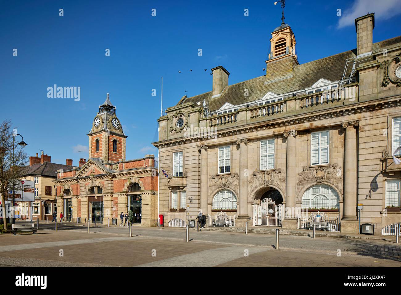 Crewe, Che-Hire. Crewe-Scheshire-Ost-Registerbüro, Memorial Square und die Backstein-Markthalle Stockfoto