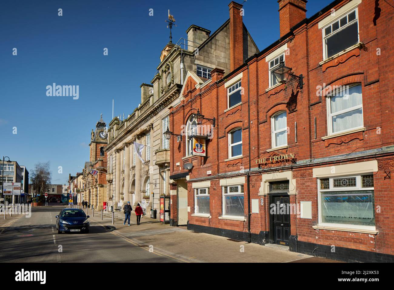 Crewe, Che-Hire. Crewe-Scheshire-Ost-Registerbüro, Memorial Square und die Backsteinmarkthalle hinter der KRONE Stockfoto