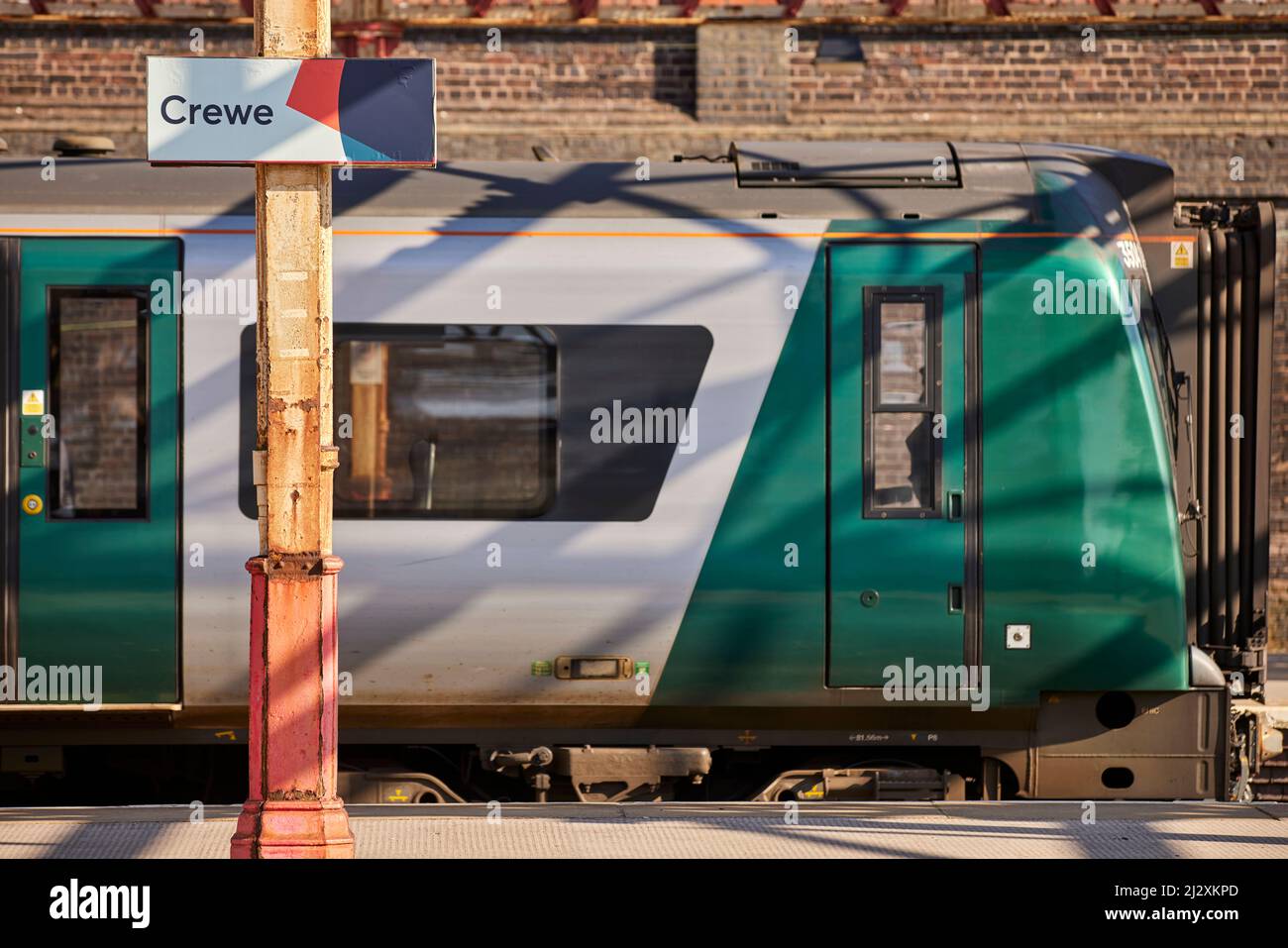 Crewe, Che-Hire. Crewe Bahnhof London Midland Train Regionalzug Stockfoto