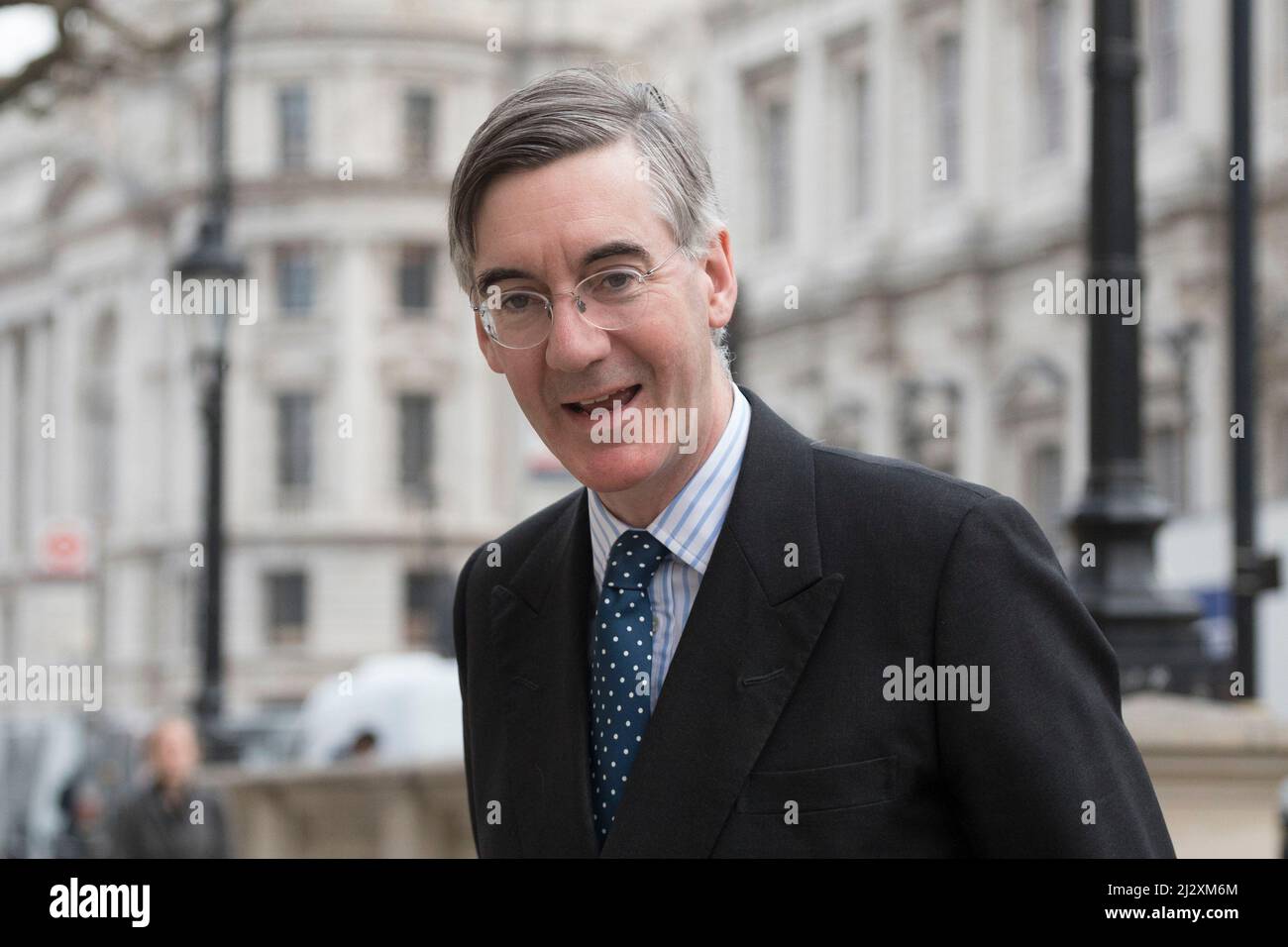 Der britische Staatsminister für Brexit-Chancen und Effizienz der Regierung, Jacob Rees-Mogg, erscheint zu wöchentlichen Kabinettssitzungen vor dem Kabinett. Stockfoto