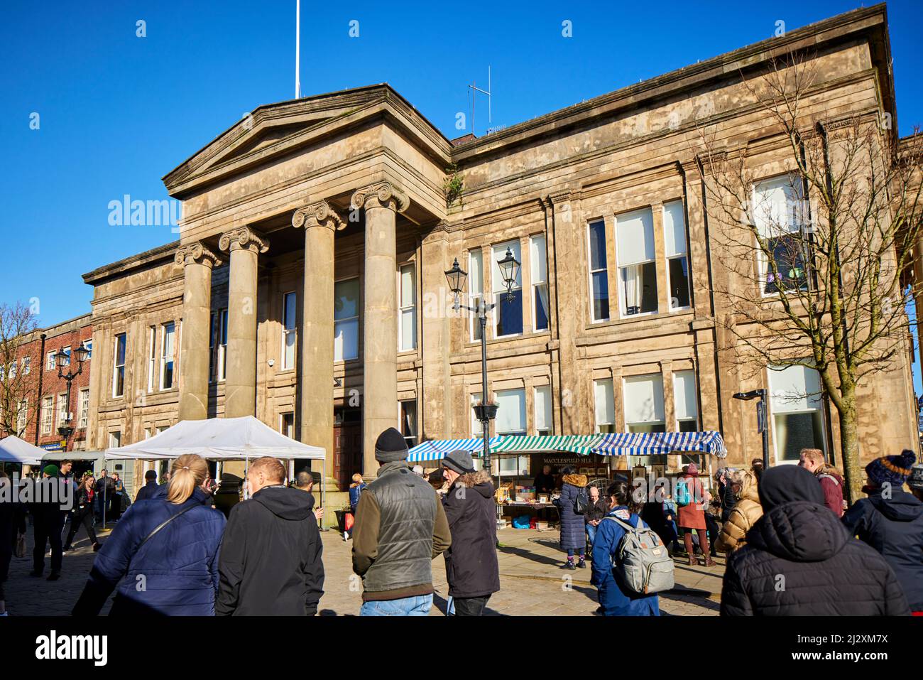 Macclesfield , Ceshire. MacClesfield Rathaus mit sonntäglicher Straßenmarkt Stockfoto