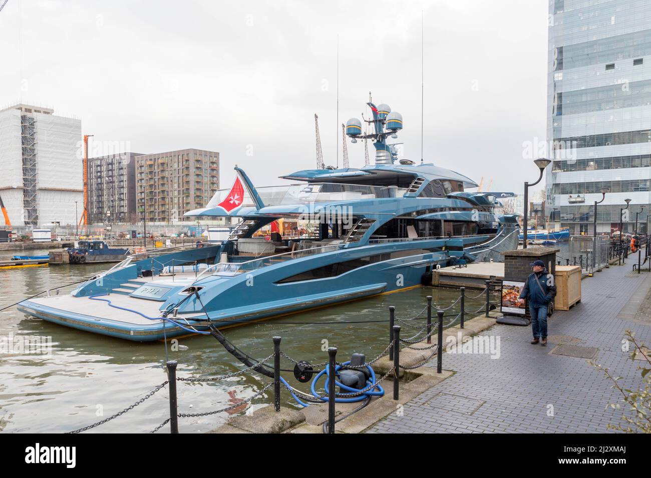 Gesamtansicht von Phi, einer Superyacht im Besitz des russischen Geschäftsmannes Vitaly Vasilievich Kochetkov, Gründer des Netzwerks von Motiv Telcom. Es ist vertäut und festgemacht Stockfoto