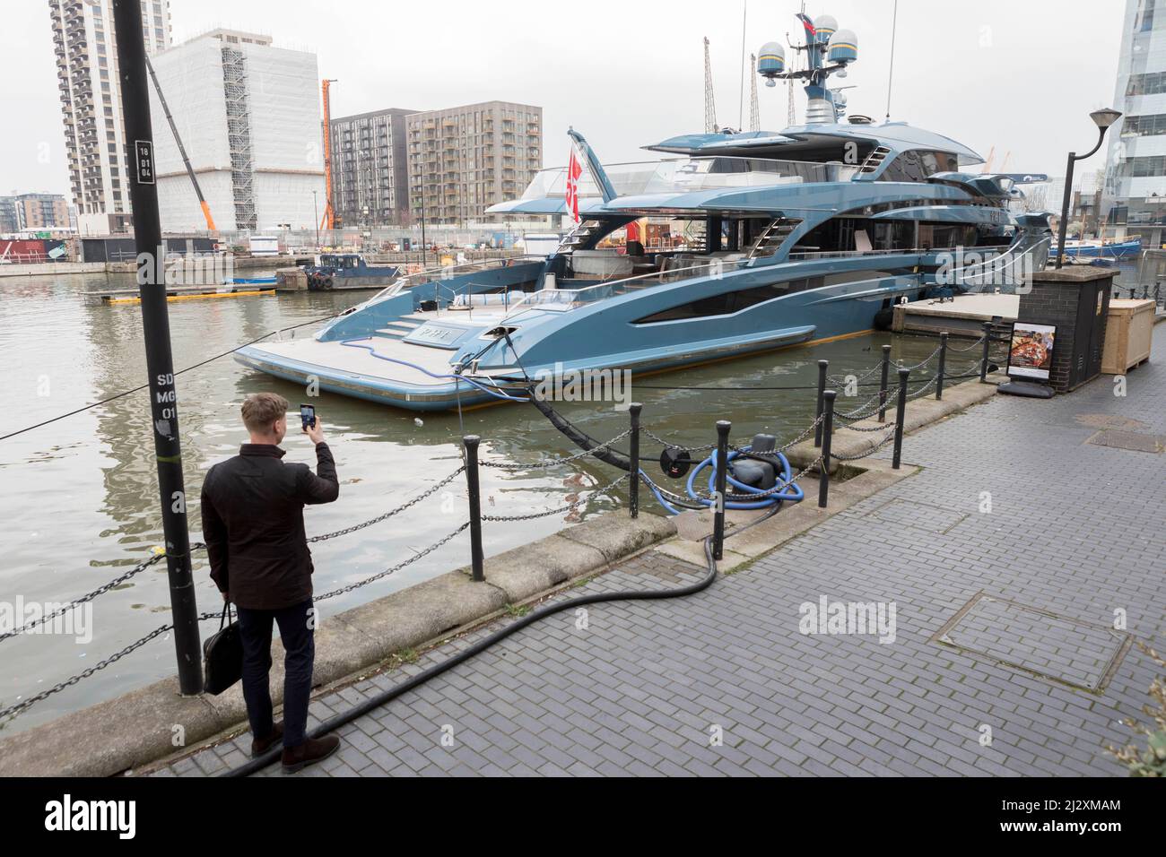 Gesamtansicht von Phi, einer Superyacht im Besitz des russischen Geschäftsmannes Vitaly Vasilievich Kochetkov, Gründer des Netzwerks von Motiv Telcom. Es ist vertäut und festgemacht Stockfoto