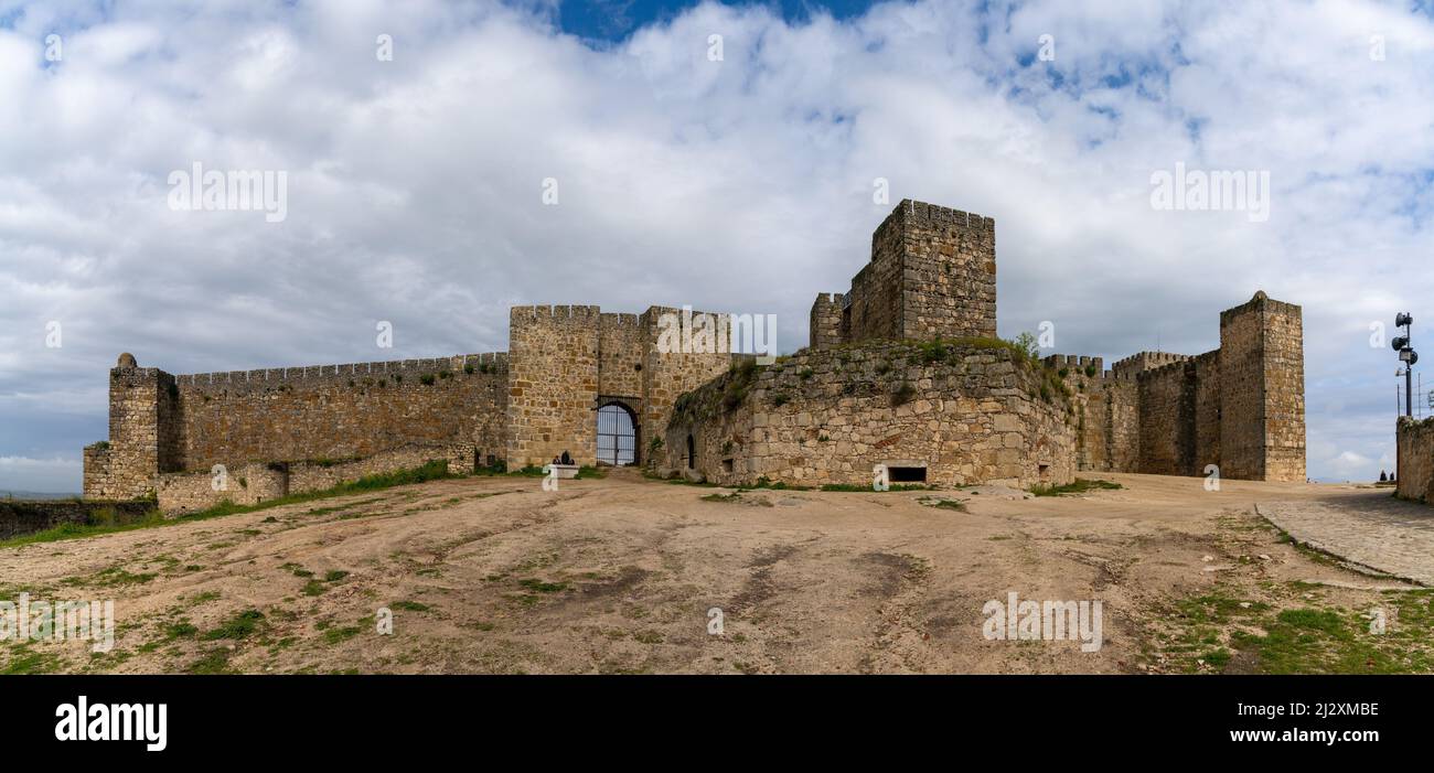 Trujillo, Spanien - 29. März 2022: Panoramablick auf die historische Burg von Trujillo in Extremadura Stockfoto