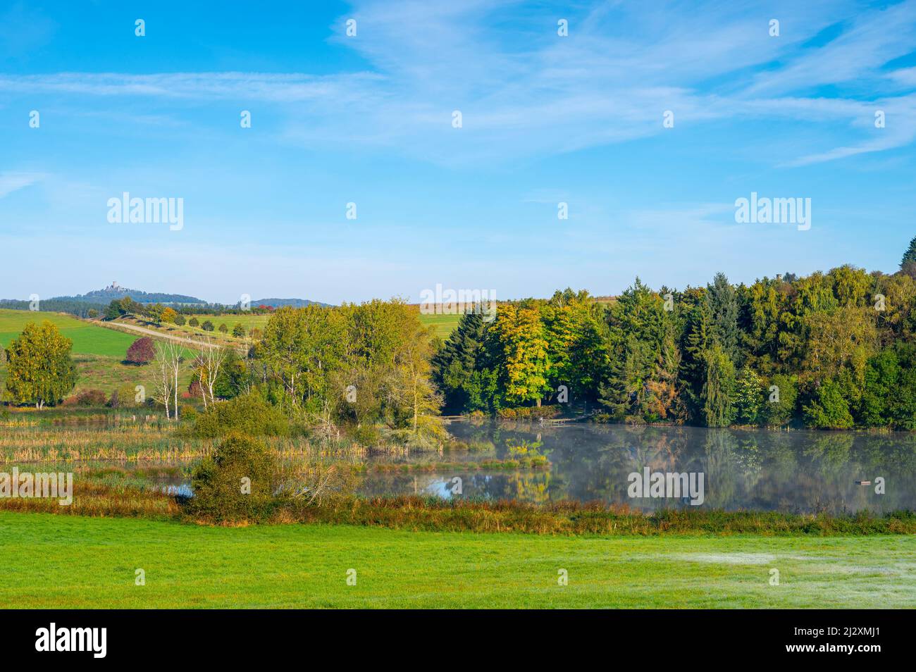 Booster Maar mit Blick auf die Nürburg, Eifel, Rheinland-Pfalz, Deutschland Stockfoto