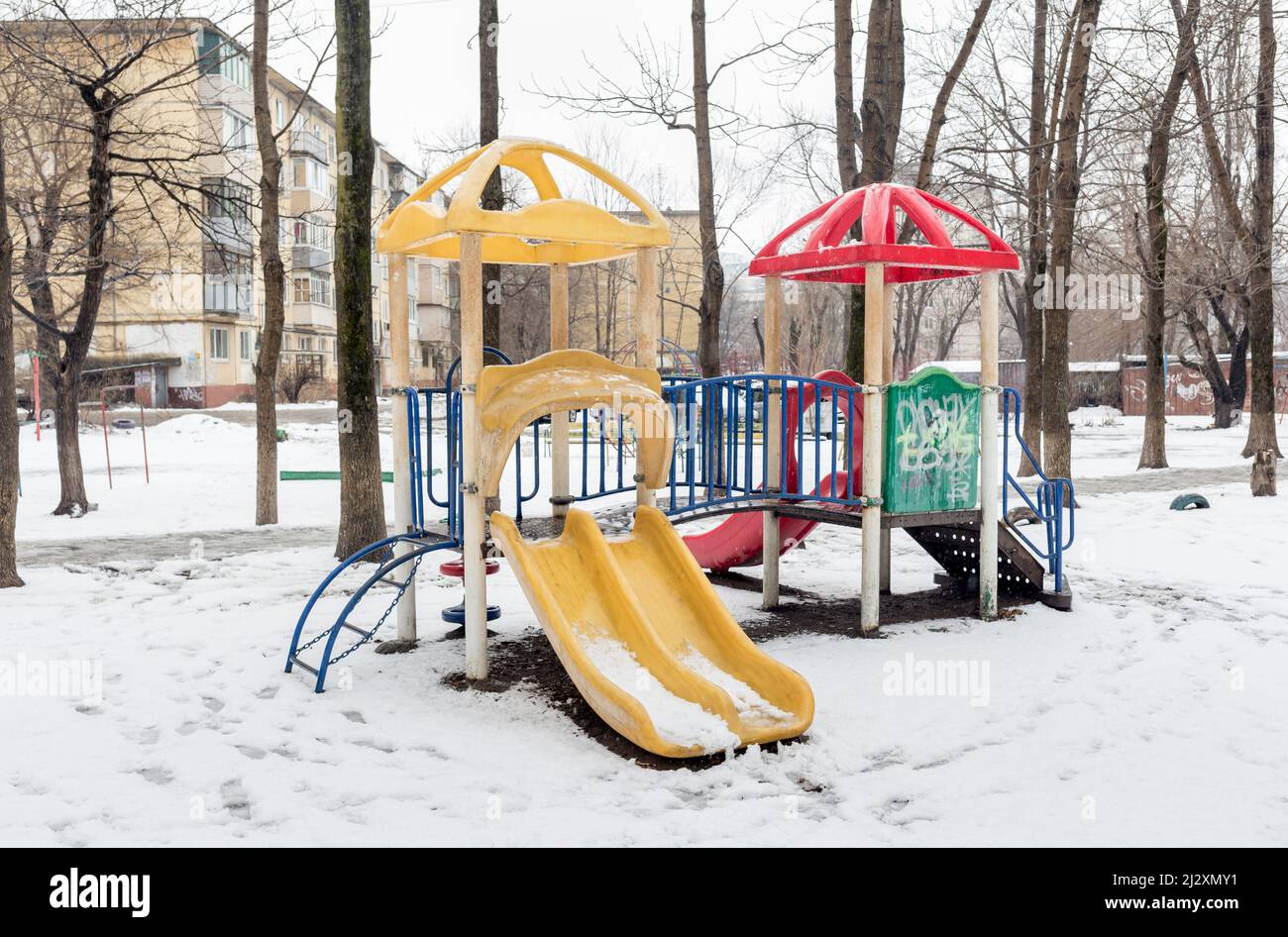 Hof von Chruschtschyowka, gemeinsame Art von alten Low-Cost-Wohngebäude in Russland und post-sowjetischen Raum. Art von vorgefertigten Gebäuden. Integriert Stockfoto