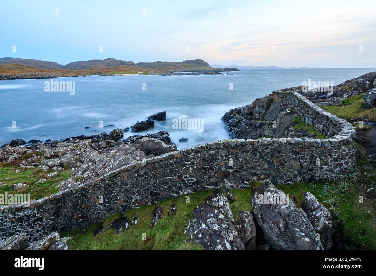 Steinmauer am Ardnamurchan Lighthouse, Wester Ross, westlichster Punkt Schottlands in Großbritannien Stockfoto