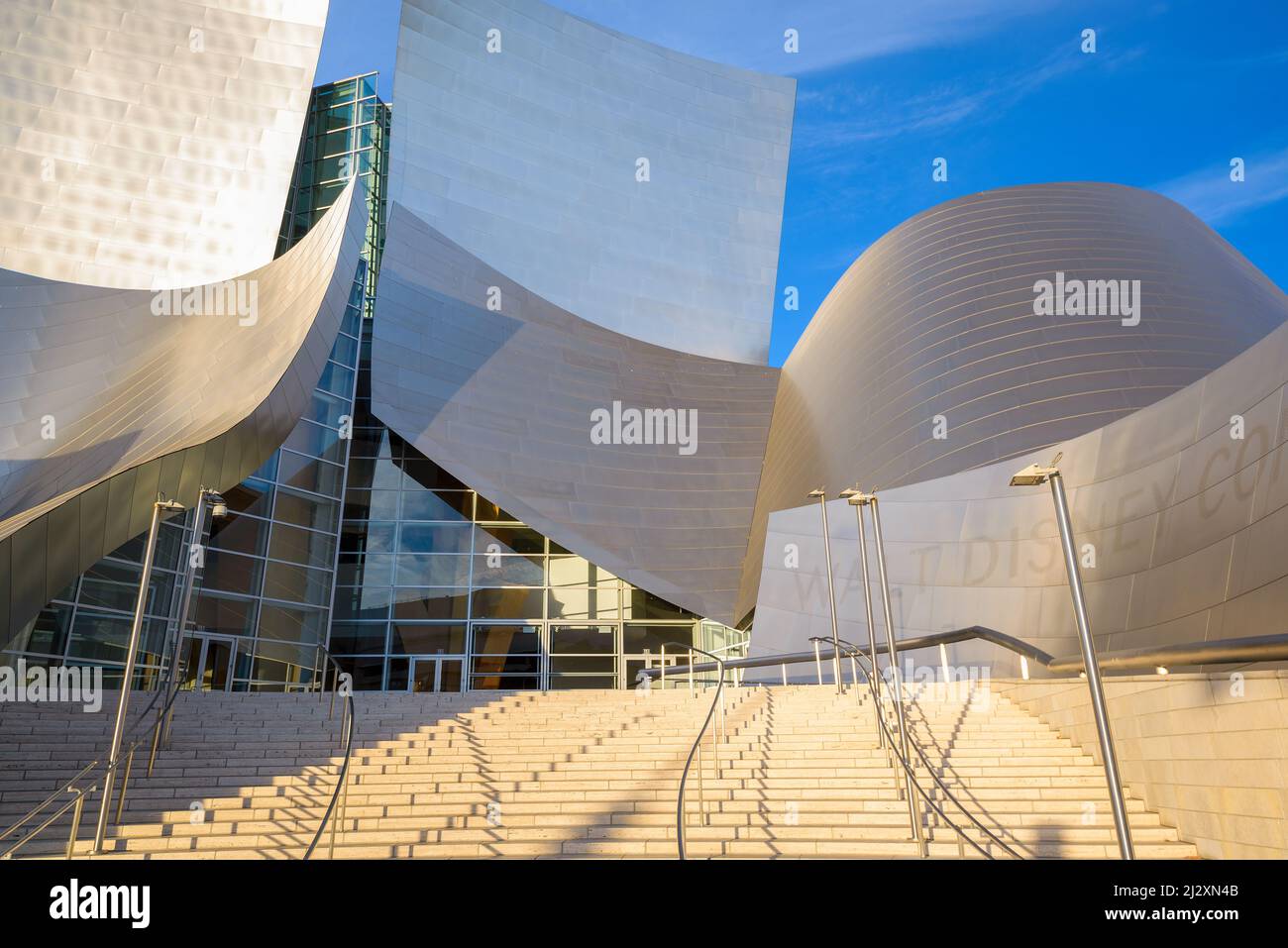 LOS ANGELES, KALIFORNIEN - 7. November 2013: Walt Disney Concert Hall in LA. Das Gebäude wurde von Frank Gehry entworfen und 2003 eröffnet. Stockfoto