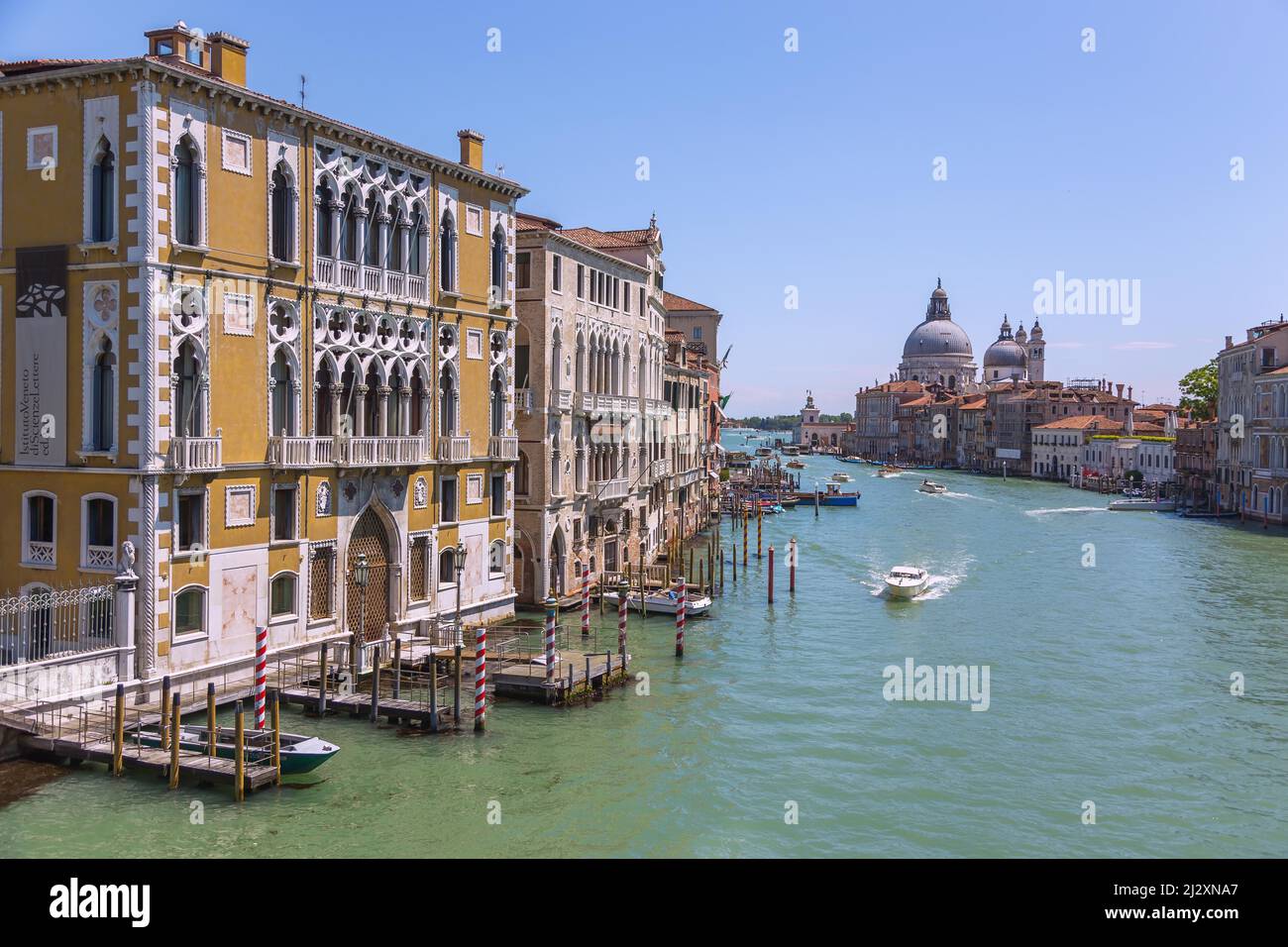 Venedig, Blick von Ponte dell' Accadmia auf Palazzo Cavalli-Franchetti, Canal Grande, Peggy Guggenheim Collection und Santa Maria della Salute Stockfoto