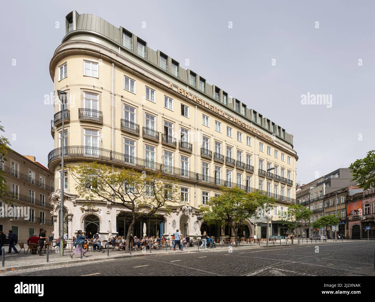 Porto, Portugal. März 2022. Außenansicht des Brasileira Pestana Hotelpalastes im Stadtzentrum Stockfoto