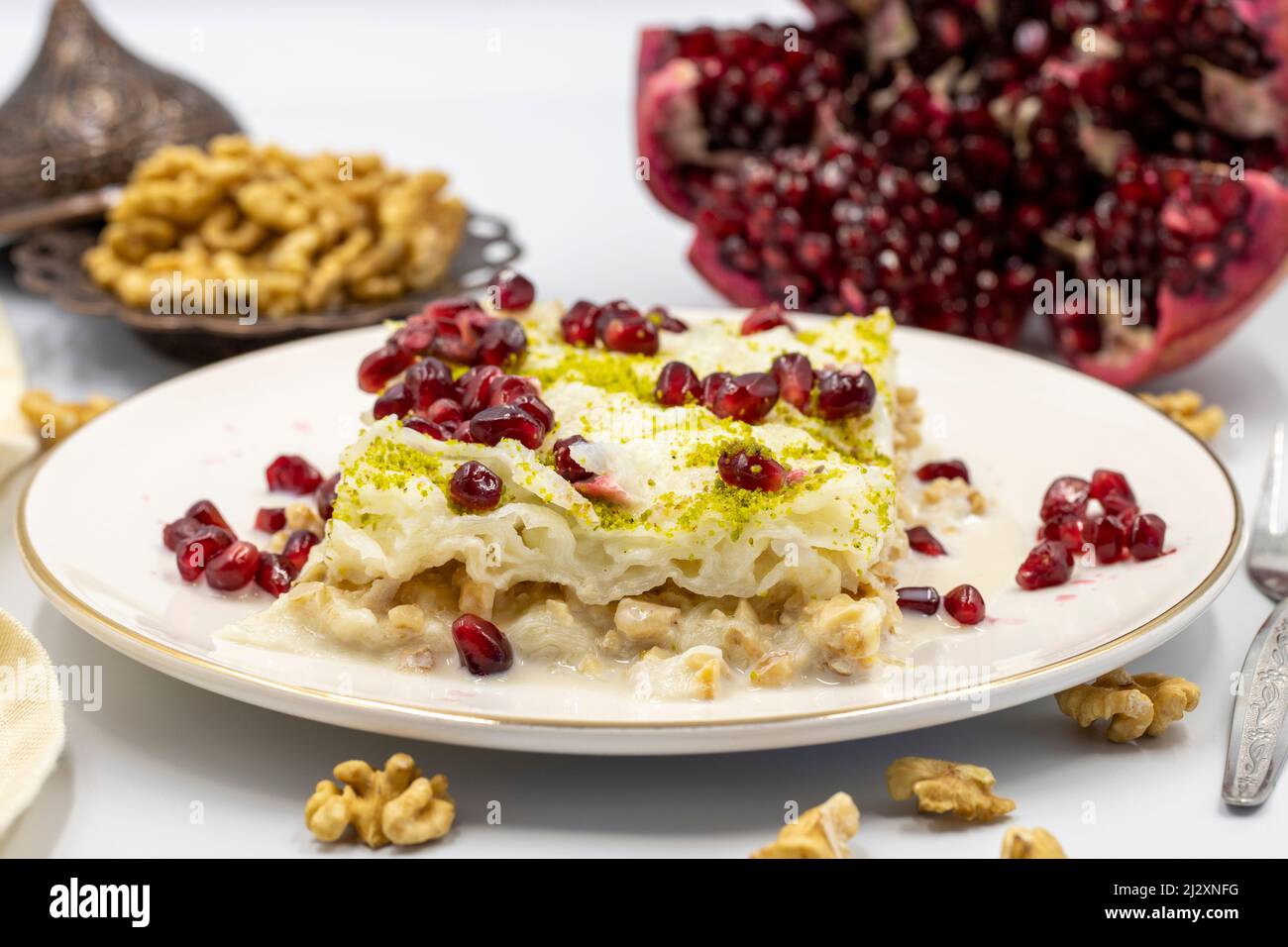 Gulac Dessert (Milchdessert) auf weißem Hintergrund. Traditionelles türkisches Dessert. Nahaufnahme Stockfoto