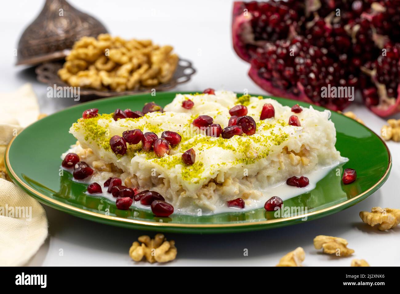 Gulac Dessert (Milchdessert) auf weißem Hintergrund. Traditionelles türkisches Dessert. Nahaufnahme Stockfoto