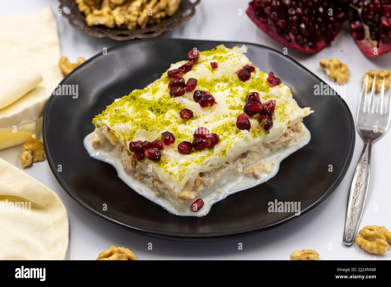 Gulac Dessert (Milchdessert) auf weißem Hintergrund. Traditionelles türkisches Dessert. Nahaufnahme Stockfoto