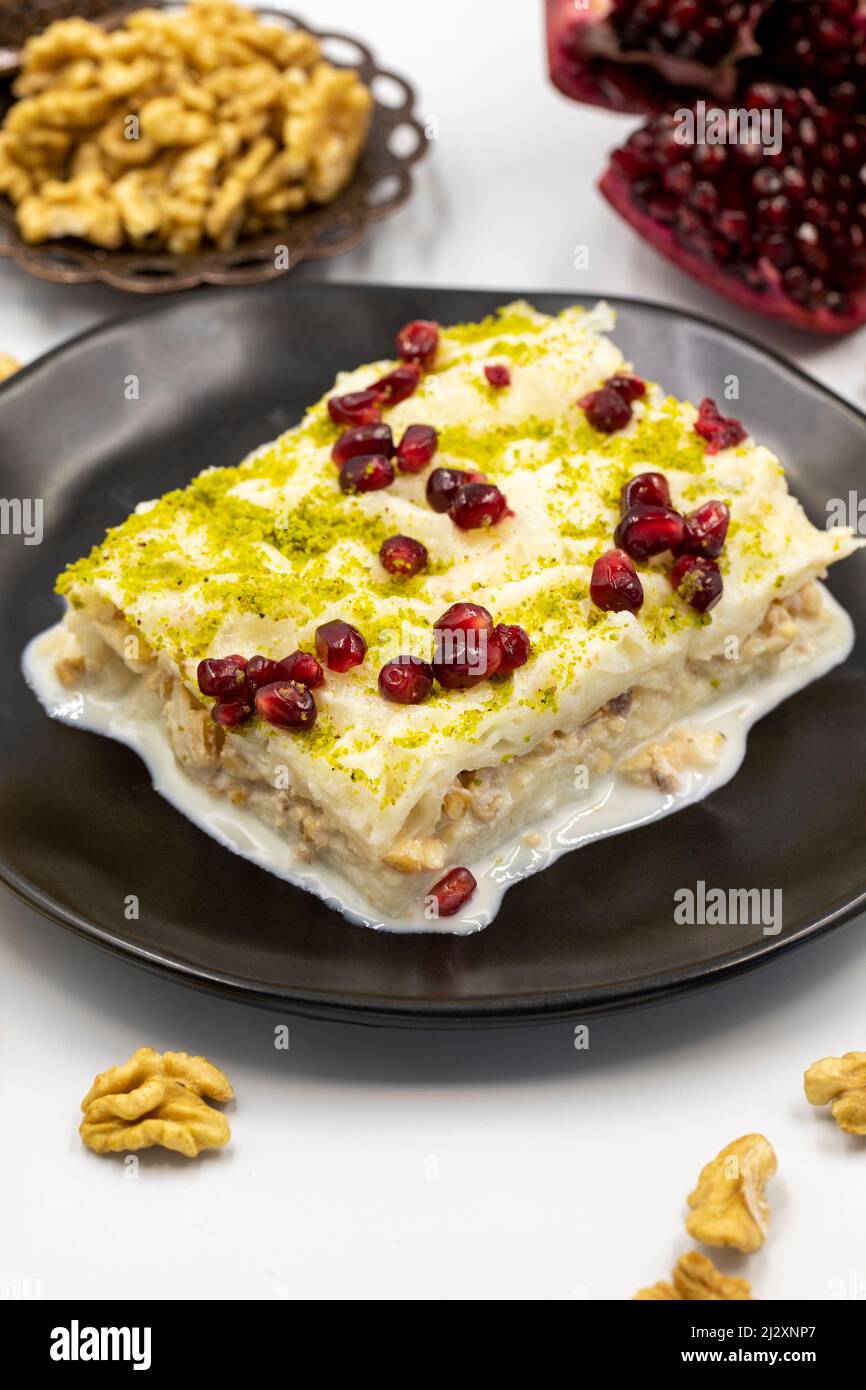 Gulac Dessert (Milchdessert) auf weißem Hintergrund. Traditionelles türkisches Dessert. Nahaufnahme Stockfoto