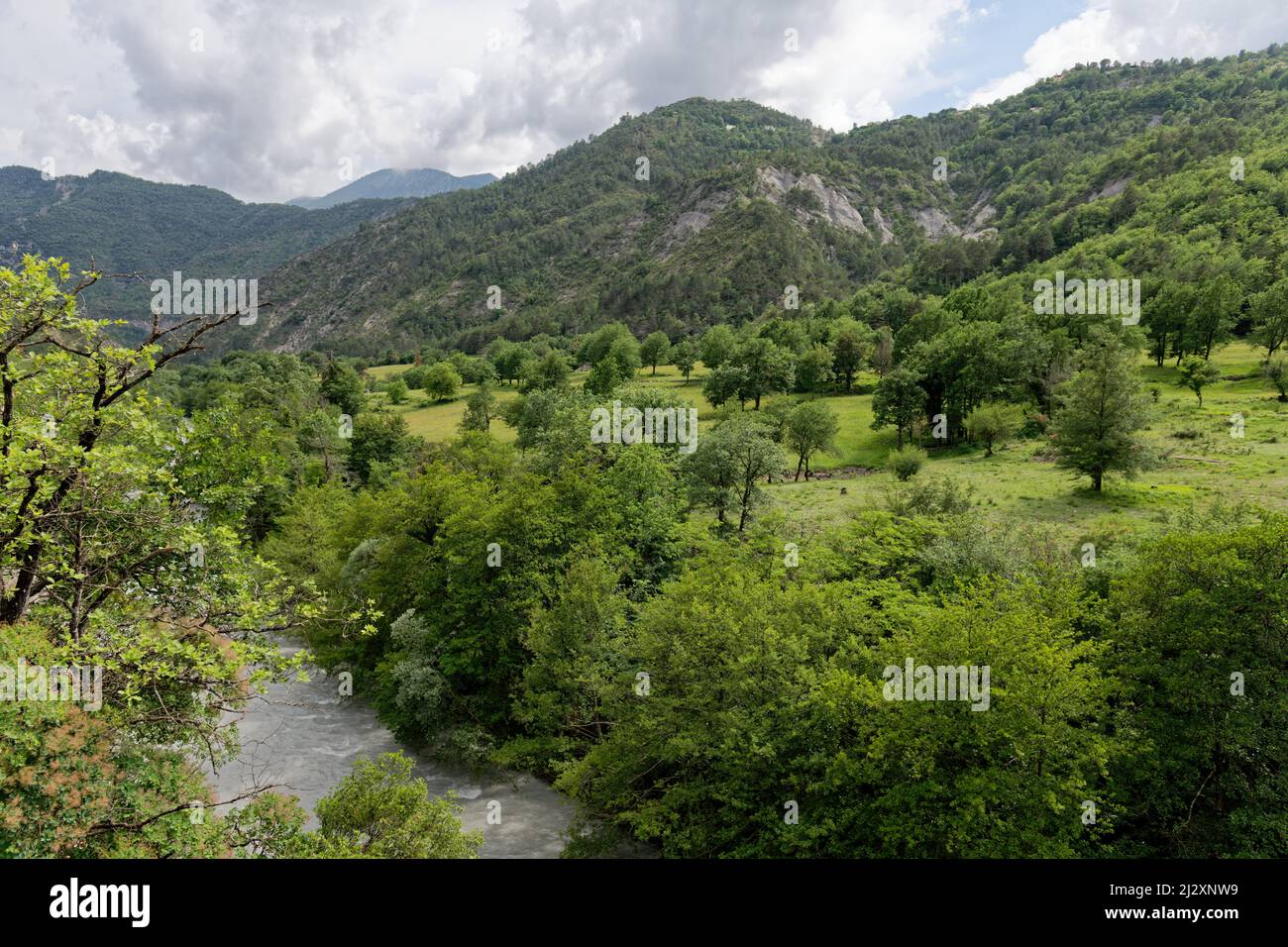 Der Tinee in der Region Alpes-Maritimes (Südostfrankreich). Landschaft im Landesinneren von Nizza Stockfoto