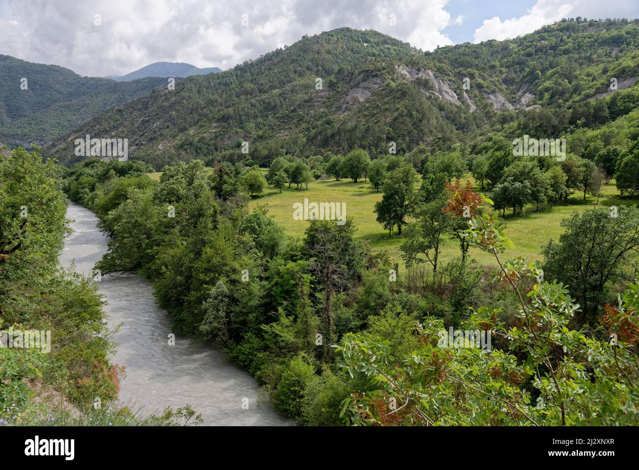 Der Tinee in der Region Alpes-Maritimes (Südostfrankreich). Landschaft im Landesinneren von Nizza Stockfoto