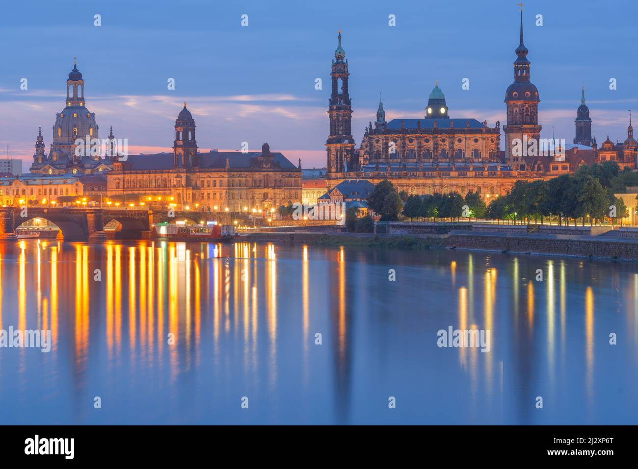 Dresden, Deutschland oberhalb der Elbe im Morgengrauen. Stockfoto