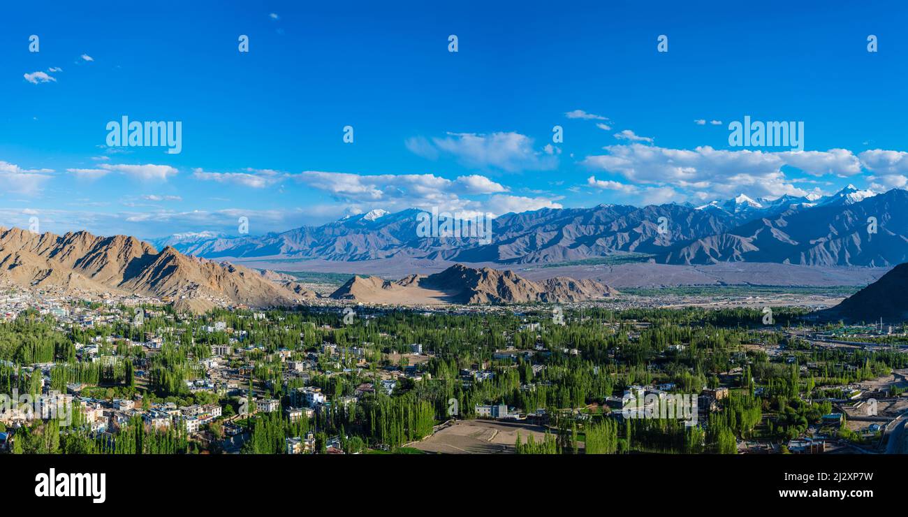 Panorama von der Shanti Stupa über Leh und das Indus-Tal nach Stok Kangri, 6153m, Ladakh, Jammu und Kaschmir, Indien, Asien Stockfoto