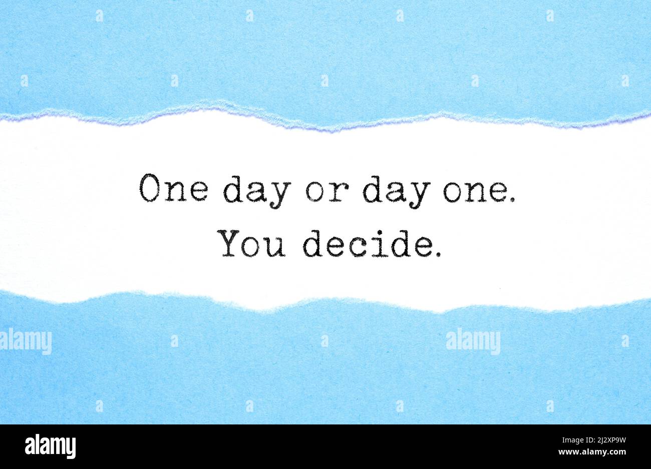 Inspirierendes Zitat „One Day“ oder „Day One Day One“, das Sie auf Papier tippen möchten. Motivationskonzept. Stockfoto