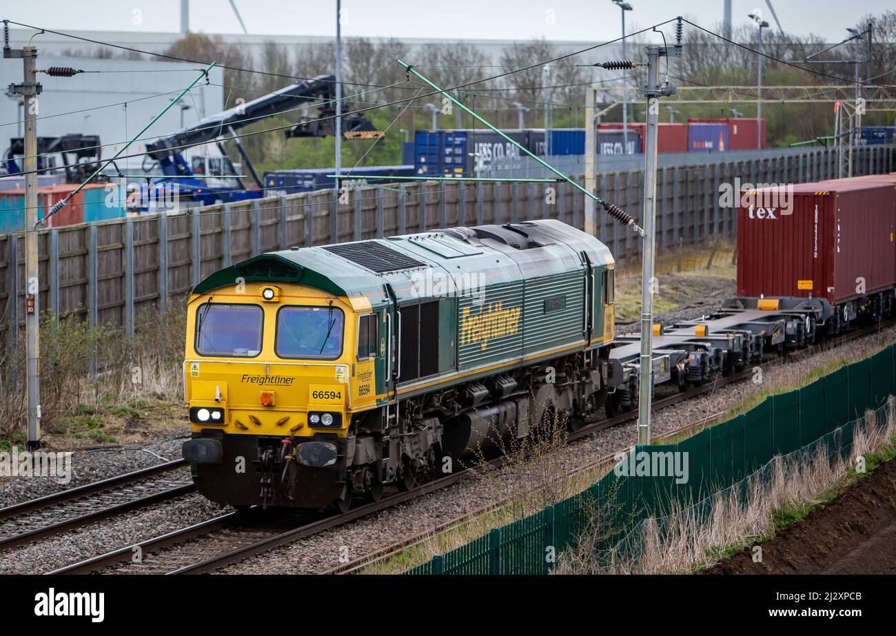 Freightliner Klasse 66 - 66594 Passing DIRFT Stockfoto