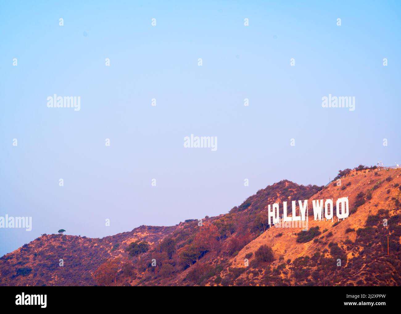 LOS ANGELES, KALIFORNIEN - 11. NOVEMBER 2013: Hollywood-Schild in Los Angeles, Kalifornien. Das Wahrzeichen-Schild stammt aus dem Jahr 1923. Stockfoto