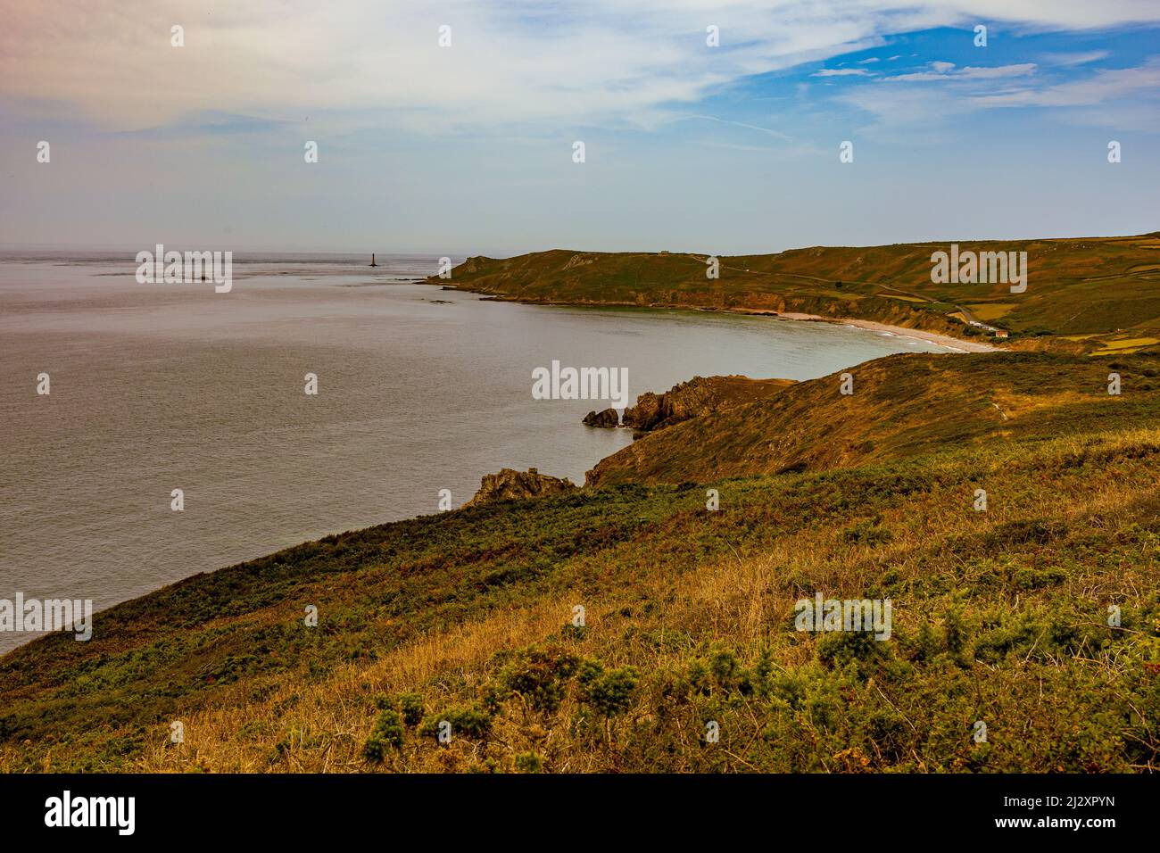 Side Coast in der Normandie am Ärmelkanal. In der Ferne ist ein Leuchtturm zu sehen. Stockfoto